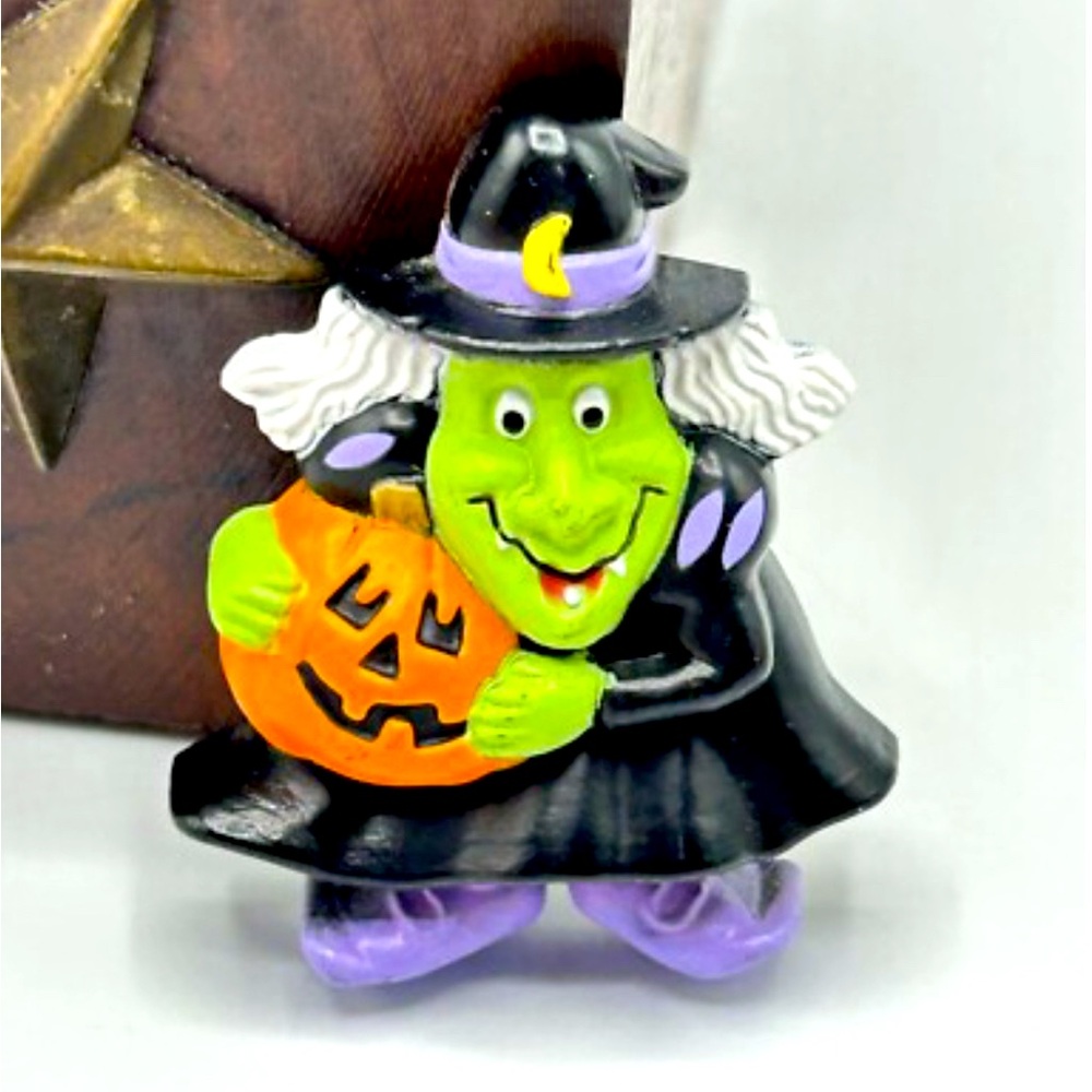 Vintage Russ Halloween Witch with Green Face holding Pumpkin Pin Brooch